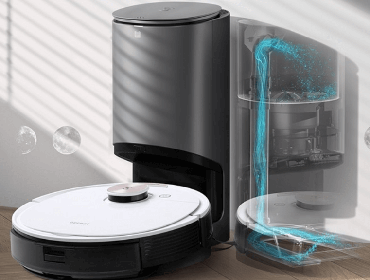 Мобильный контейнер для пыли Ecovacs Deebot OZMO T8+ опорожняется на базе для самоочистки.